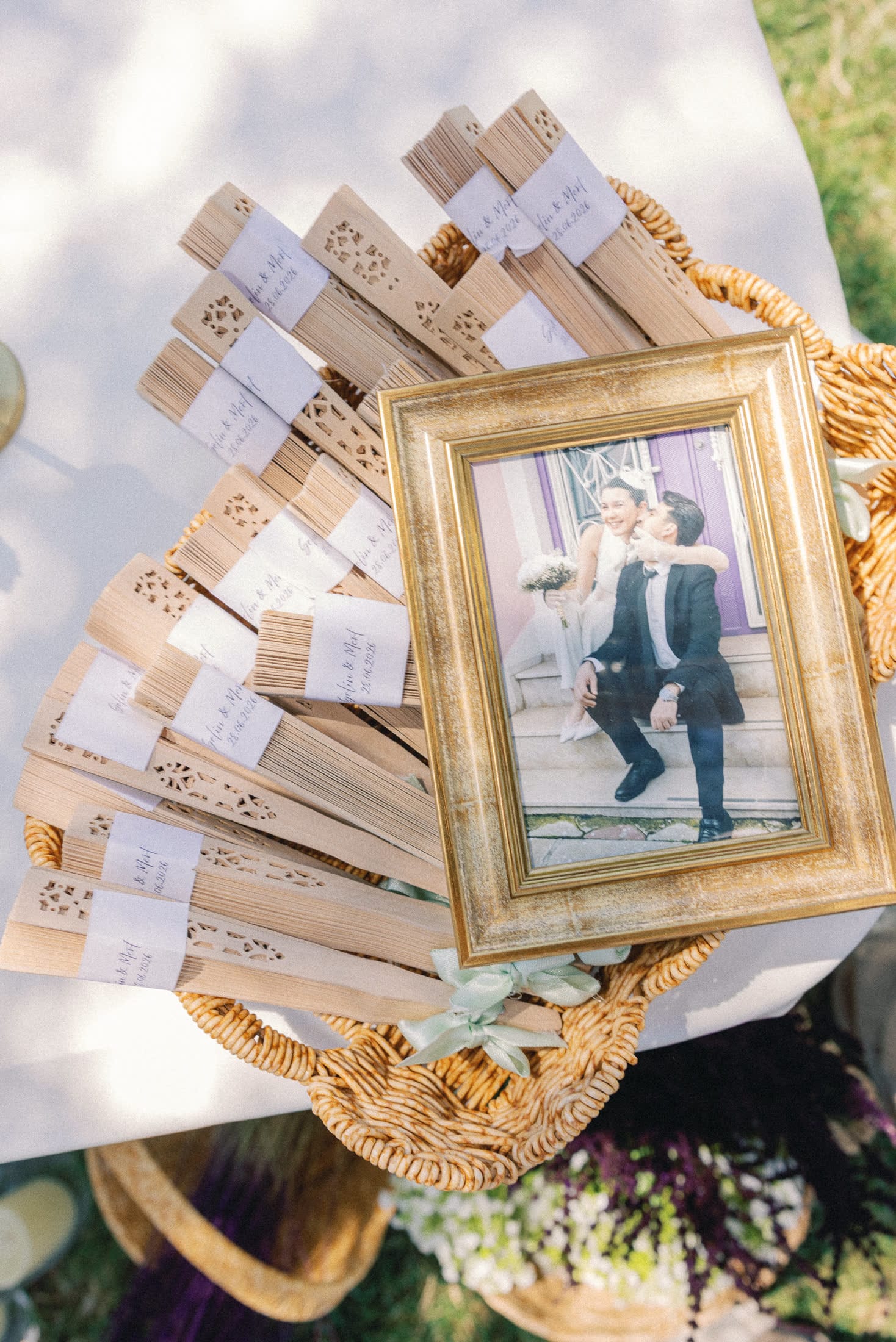 Davetliler için hazırlanan yelpazeler ve çerçeveli çift fotoğrafı