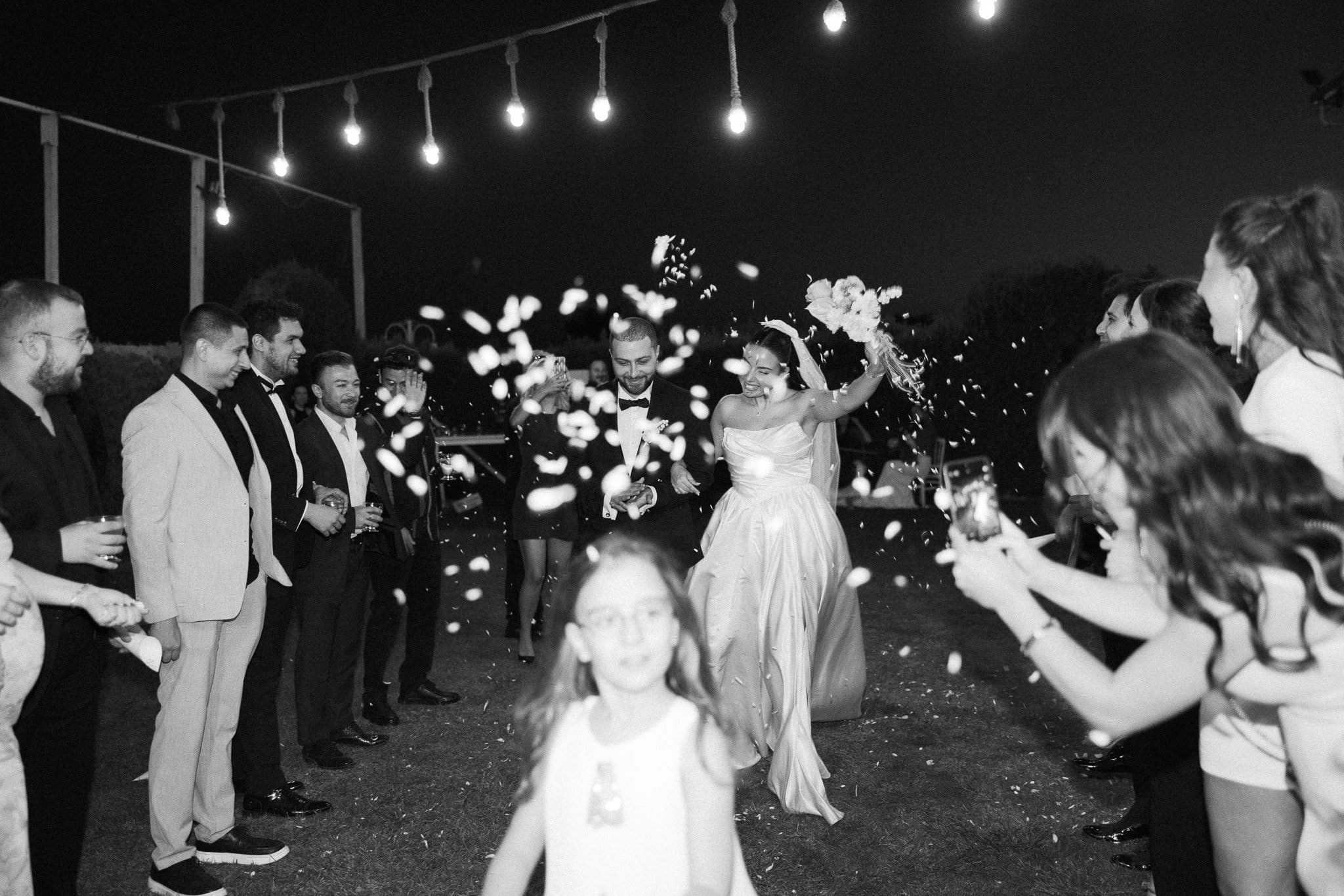Çiçekli kemerin önünde nikâh masası, gelin ve damat
